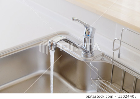 A kitchen 13024405