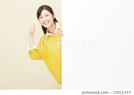 與留言板簽字的女人 13025147