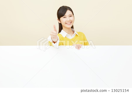 與留言板簽字的女人 13025154