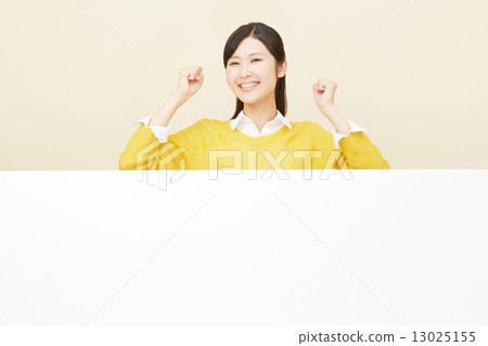 擺在留言簿和膽量的婦女 13025155