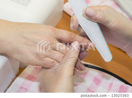 woman doing manicure beauty salon varnish wellness 13025563