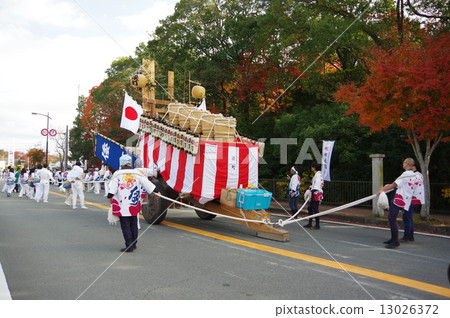 Shiroki Shimpei Shiroishi holding 13026372