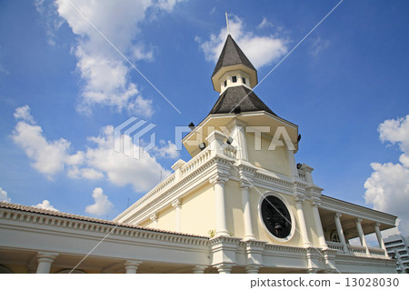 Dome building at Thammasat alumni society Dome building at Thammasat alumni society 13028030