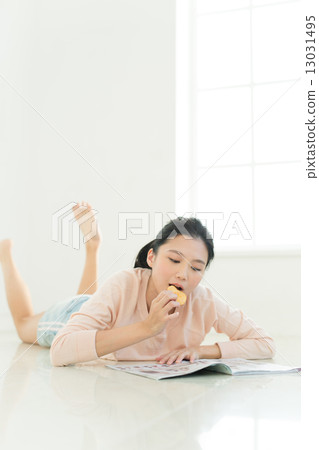 讀雜誌的婦女 13031495