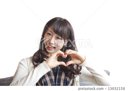 A woman who makes a heart by hand 13032158