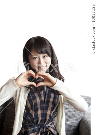 一個手工製作心臟的女人 13032159