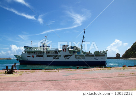 Ferry and crying 13032232