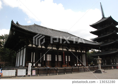 "Higashigyo-do" (left) and "five-storied pagoda" (right) at Kofukuji Temple (Nara City Okichiji Town / Nara Prefecture) 13032280