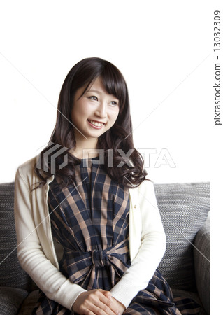 一個女人帶著微笑 13032309