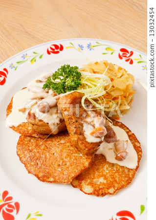 potato pancakes with meat sauce 13032454
