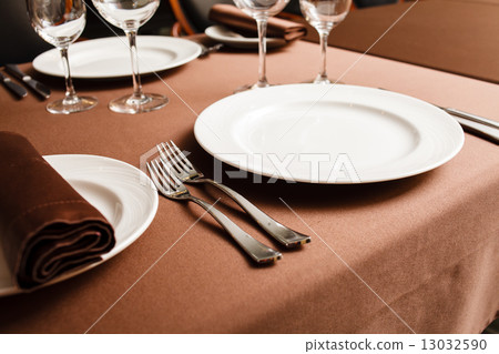 set in restaurant set in restaurant 13032590