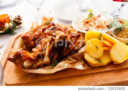 eisbein with braised cabbage 13032920