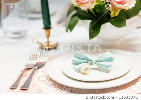 Romantic table setting 13033070