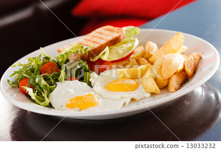 tasty breakfast 13033232