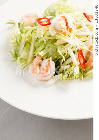salad with shrimps 13033246