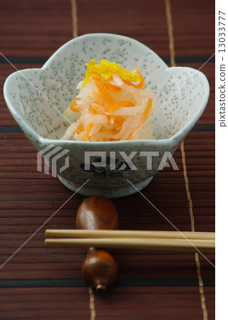 I am red and white. 13033777