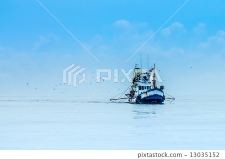fishing boats 13035152