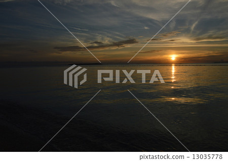 The sun going down to the horizon (Sesokushima / Okinawa Prefecture Kunigami-gun headquarters town) 13035778