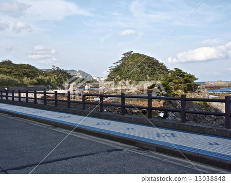 Road along the coast (Shimanejima / Niijima village Shimanejima, Tokyo Metropolitan) Road along the coast (Shimanejima / Niijima village Shimanejima, Tokyo Metropolitan) 13038848