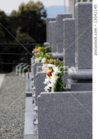 A visit to a grave - 1 13042140