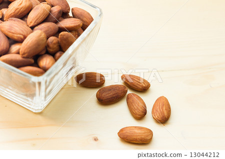 Almond nuts 13044212
