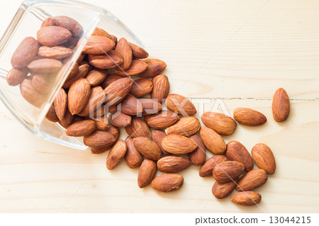 Almond nuts 13044215