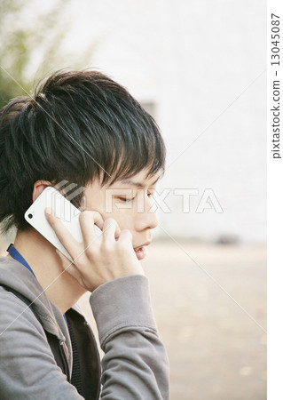 A man who puts on a cell phone 13045087