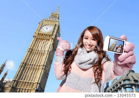 Happy woman travel in london 13045573