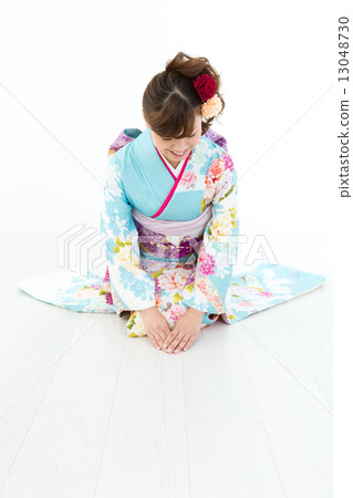 Woman in long-sleeved kimono 13048730