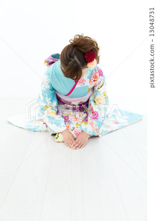 長袖和服的女人 13048731