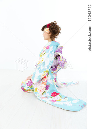 Woman in long-sleeved kimono 13048732