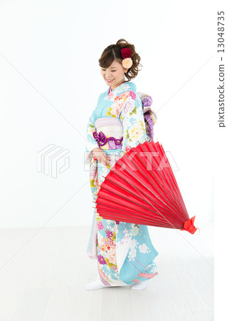 Woman in long-sleeved kimono 13048735