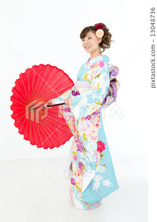 Woman in long-sleeved kimono 13048736