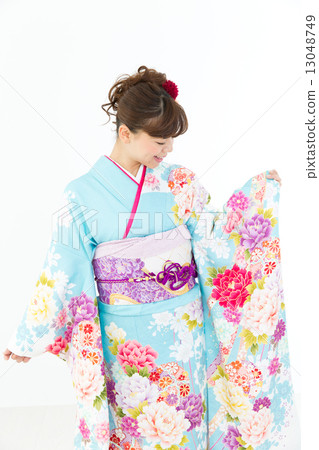 Woman in long-sleeved kimono Woman in long-sleeved kimono 13048749