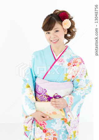 Woman in long-sleeved kimono 13048756