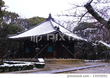 Ninna-ji(京都)雪被堆積在倉庫裡 Ninna-ji(京都)雪被堆積在倉庫裡 13050092