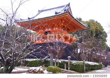 Ninna-ji (Kyoto) Snow lying on the bell tower 13050095