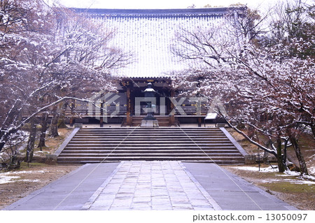 Ninna-ji Temple (Kyoto) Snow lying in the hall 13050097