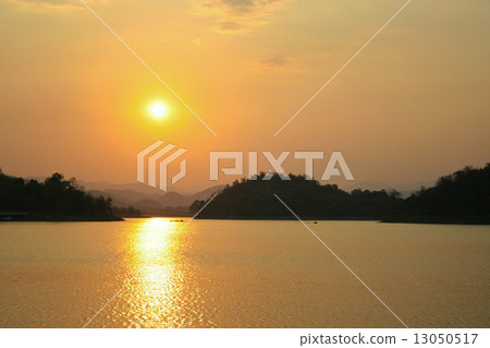 Setset over the Kaeng Krachan Dam, Thailand Setset over the Kaeng Krachan Dam, Thailand 13050517
