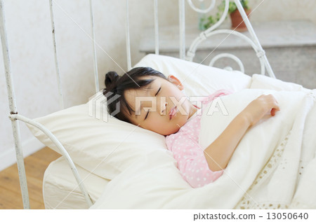 A girl who wakes up to bed 13050640