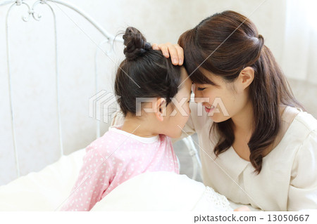 母親護理生病的孩子 母親護理生病的孩子 13050667