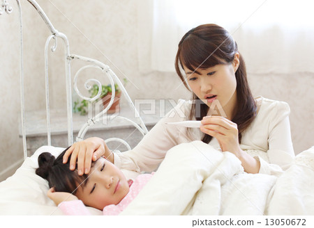 母親護理生病的孩子 13050672