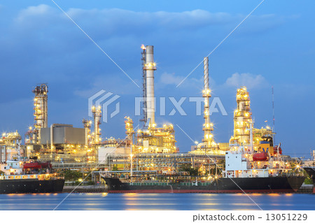 beautiful oil refinrey industry plant  13051229