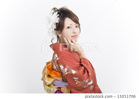 穿著美好的衣裳的一個逗人喜愛的女孩在成人儀式 13051706