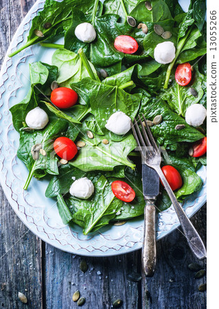 Salad from spinach, tomatoes and mozzarella 13055266