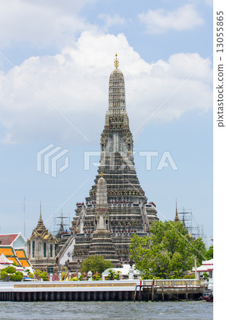 The Temple of Dawn, Wat Arun, on the Chao Phraya river and a bea 13055865