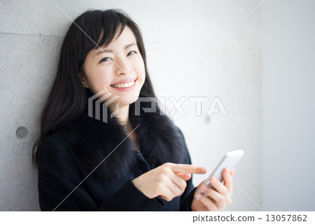 使用智能手機的女人 使用智能手機的女人 13057862