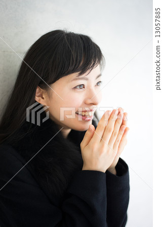 Women warming hands Women warming hands 13057885