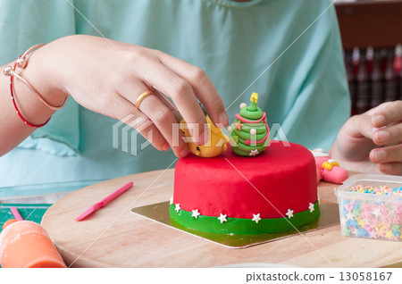 Fondant cake 13058167