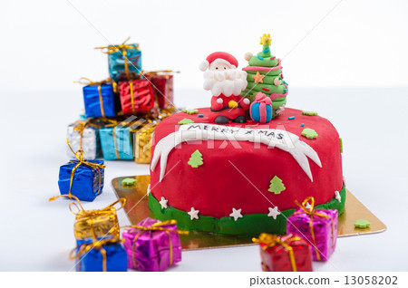 Fondant cake 13058202